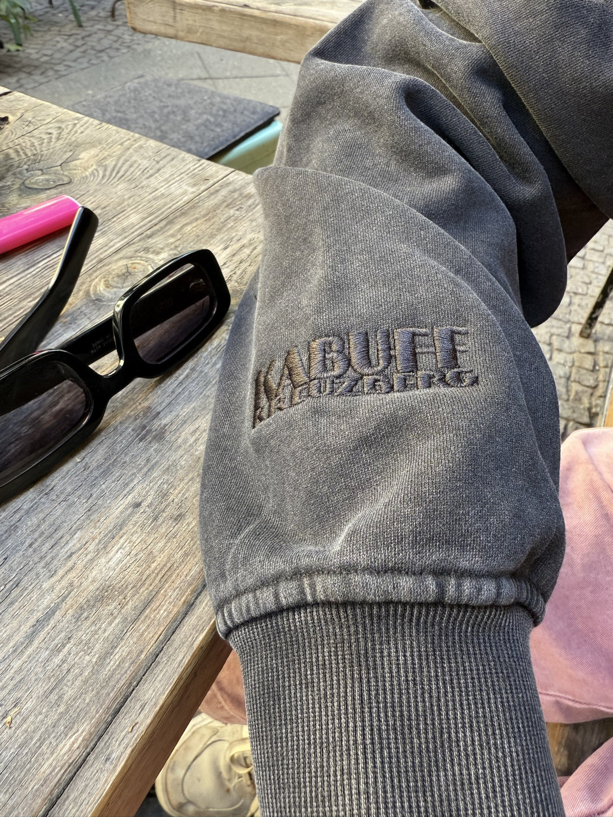 KABUFF Kreuzberg Sweater: gestickter Logo-Schriftzug am Ärmel, Washed-Look im Detail